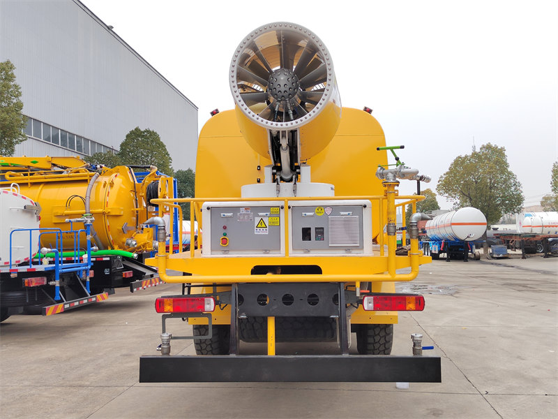 HOWO 4×4 off-road water truck