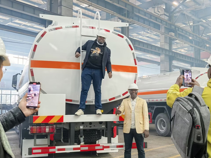 HOWO fuel tank truck 25cbm factory inspection HOWO fuel tank truck 25cbm factory inspection