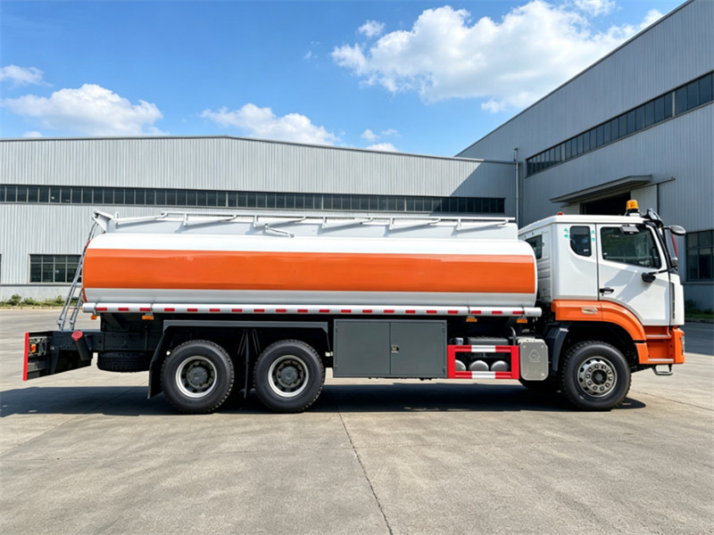 HOWO heavy 25000L fuel tank truck
